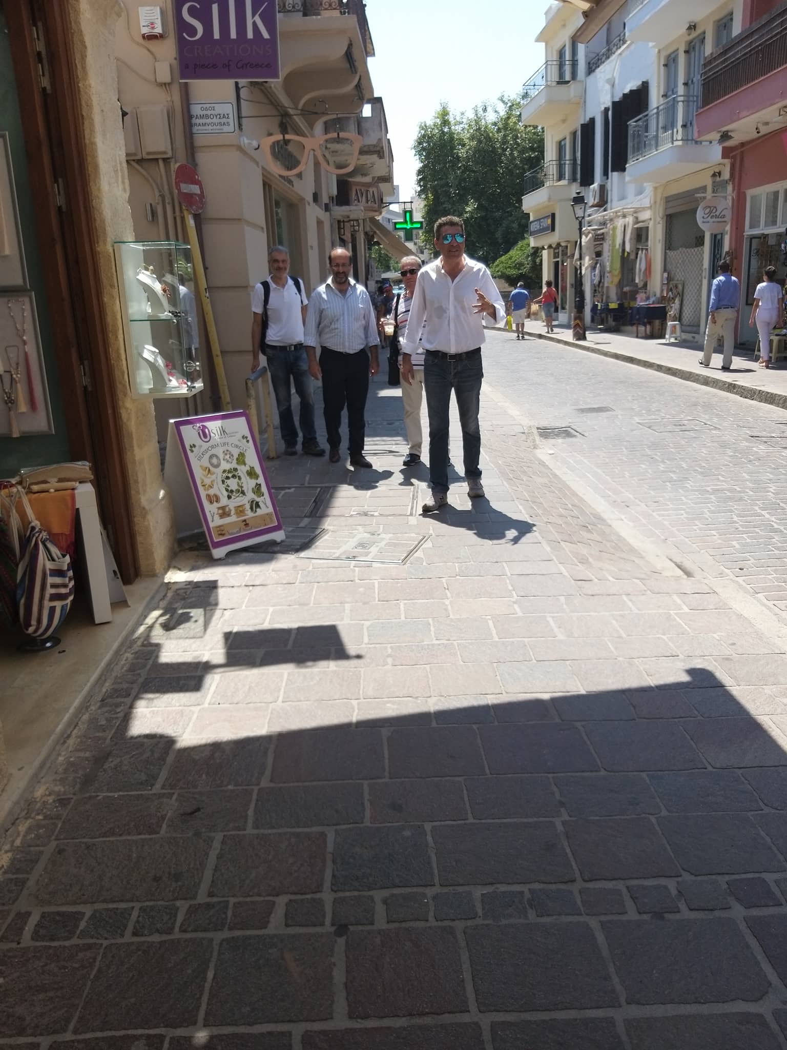 Βόλτα στα καταστήματα της πόλης του Ρεθύμνου, του υποψήφιου Βουλευτή Ρεθύμνου, Νίκου Μαλλιαρού